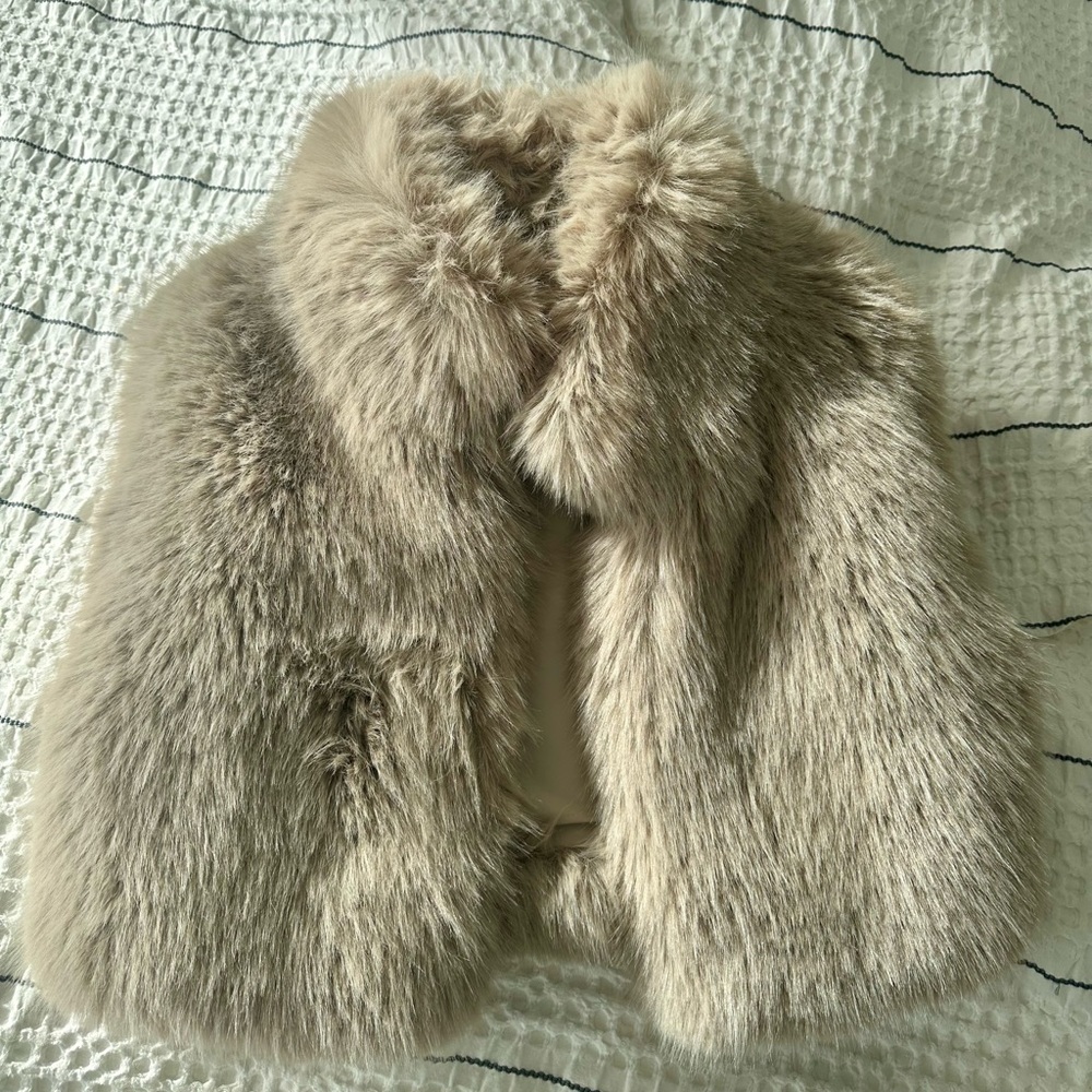 Alo Opulent Faux Fur Vest - Picture 2 of 6